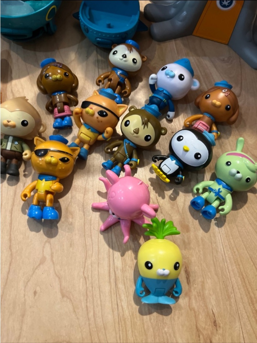 Octonauts Collectible Figures Set with Orange and Teal Play Base - Picture 2 of 3